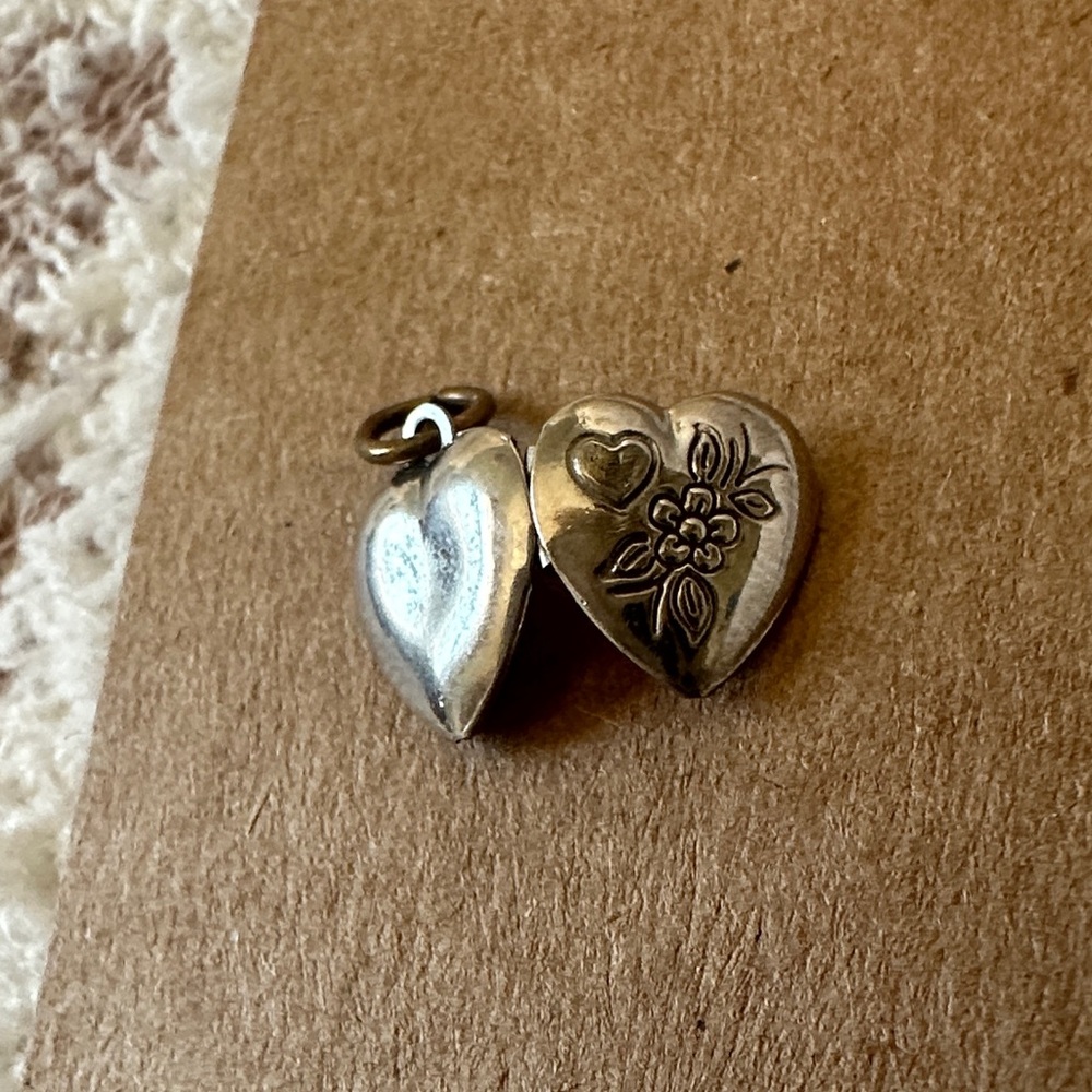Vintage sterling silver heart locket pendant. Floral engraved romantic keepsake